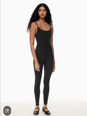 refuge Black Athletic Crop Top